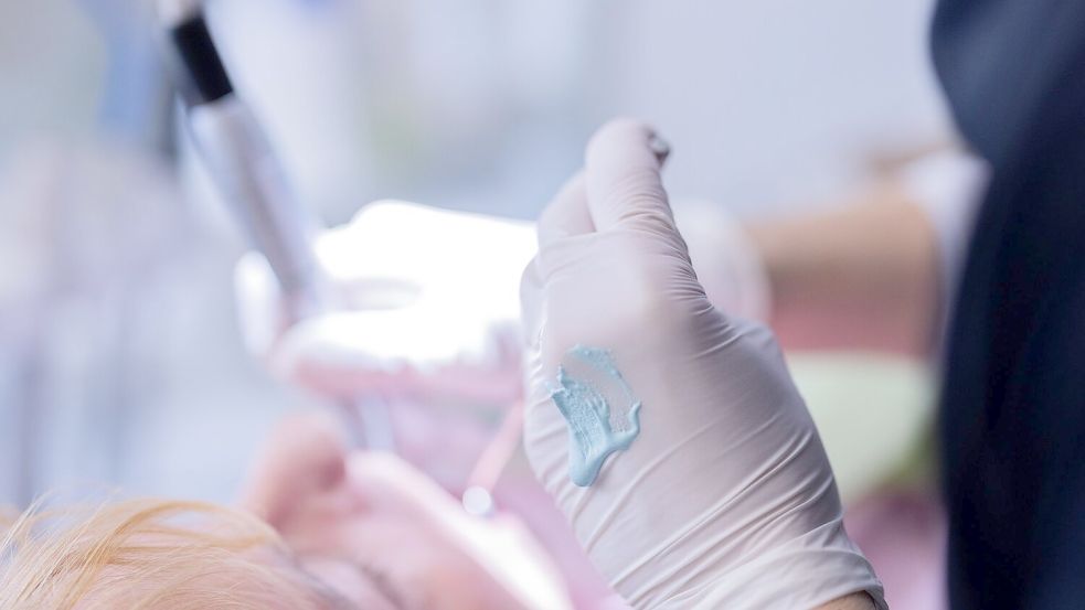 Wirbel um Zahnarztbesuche. Heute zahlt die Krankenkasse feste Zuschüsse. (Archivbild) Foto: Rolf Vennenbernd