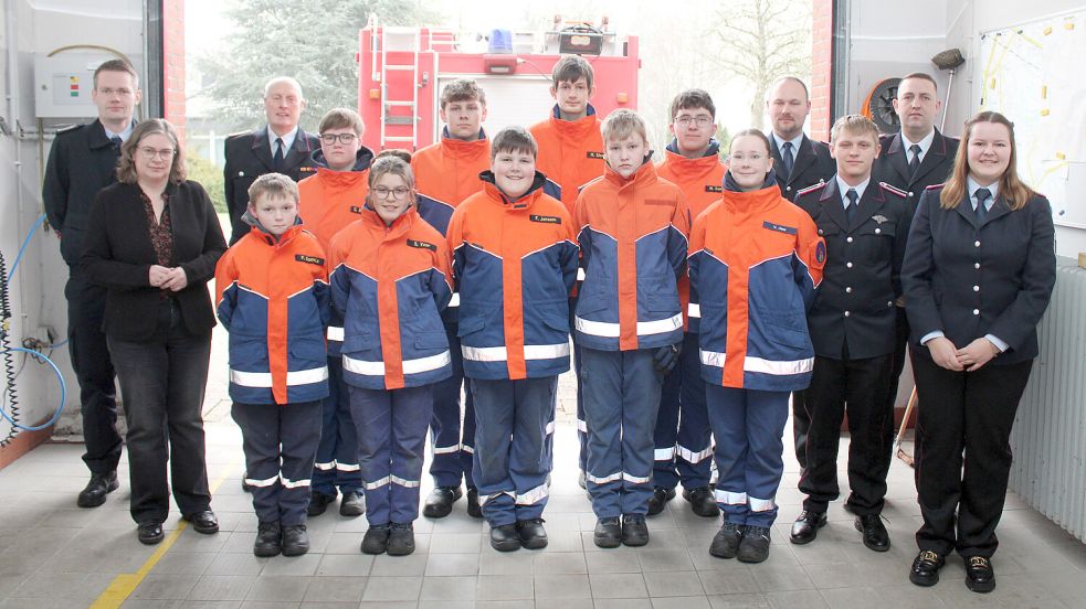 Die Mitglieder der Jugendfeuerwehr Holthusen begrüßte einige Gäste auf ihrer Jahresversammlung (von links): die stellvertretende Bürgermeisterin Insa Wutschke, der stellvertretende Kreisjugendfeuerwehrwart Arno Yzer, Stadtjugendfeuerwehrwart Ewald Freese sowie (von rechts) Jugendfeuerwehrwartin Janna Schmehl, Ortsbrandmeister Stefan Siemens, Betreuer Oliver Jans und der stellvertretende Stadtbrandmeister Steffen Voss. Foto: privat