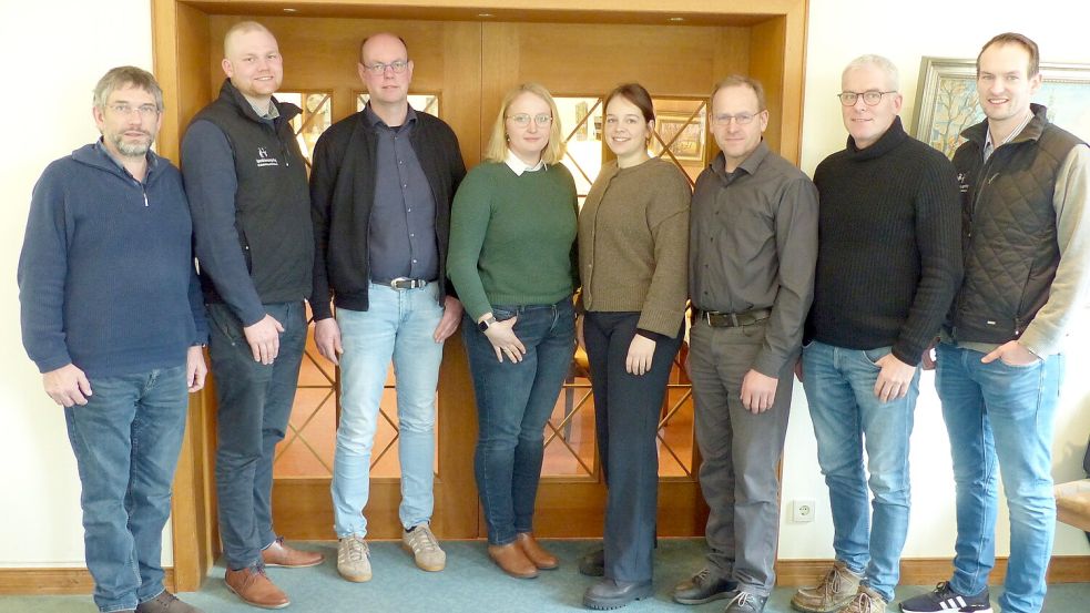 Vorstand und Berater freuen sich über die Erfolge des Auricher Rings (von links): Uwe Herzog, Keno Naatjes (Berater), Bernhard Gellermann, Sara Collmann, Anke Osterbuhr (Beraterin), Dirk Schimmelpfeng (Ester Vorsitzende), Habbe Hinrichs und Uke Sanders (Berater). Auf dem Bild fehlt der zweite Vorsitzende Ingo Harms. Foto: privat