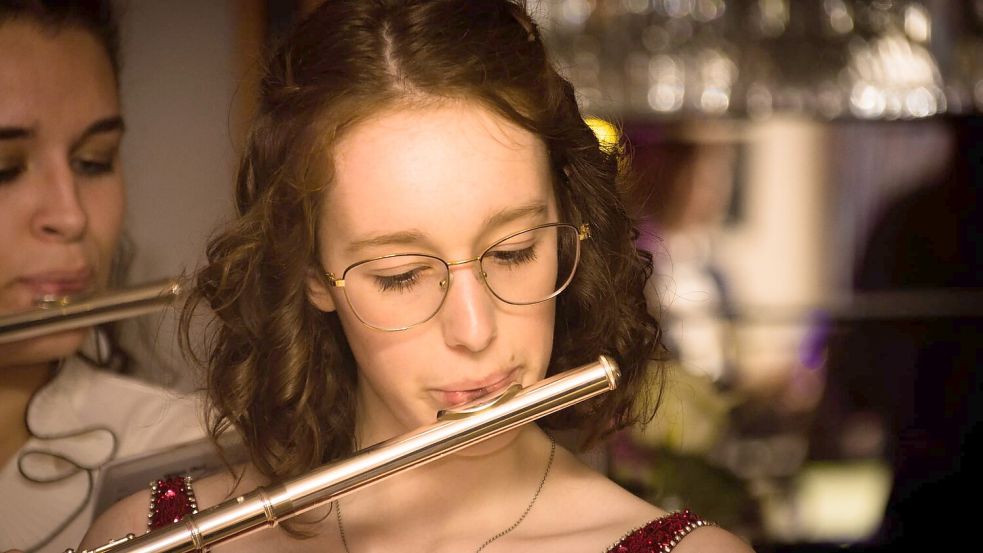 Kolumnistin Madita Janßen während eines Auftritts mit dem Orchester 2022. Foto: Ilona Förster