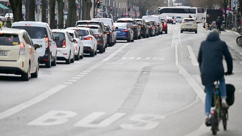 Fährt kein Bus, sind mehr Autos unterwegs - fertig ist der Stau. (Archivbild) Foto: Sebastian Gollnow/dpa