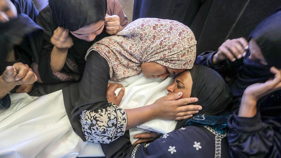 Laut palästinensischen Angaben soll ein Kind, das bei einem israelischen Angriff getroffen und getötet worden sein. Foto: Abed Rahim Khatib/dpa