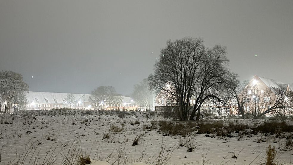 Derzeit sind die Fenster in mehreren Gebäuden der Kaserne abends erleuchtet. Links im Bild das Divisionsgebäude, rechts das H-Gebäude Nr. 12. Foto: Karin Böhmer