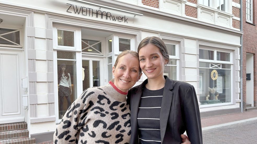 Gabriele Janssen und ihre Tochter Luisa sorgen seit sieben Jahren in Aurich dafür, dass Kunden das passende Zweithaar finden. Foto: Mieke Matthes