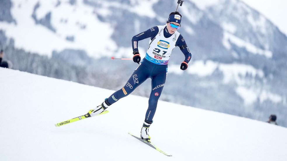 Die italienische Biathletin Rebecca Passler auf der Strecke. Foto: Matthias Schrader/AP/dpa