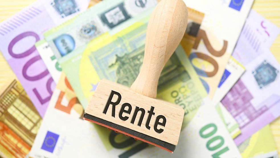 Es kann sich lohnen, auf einen Teil seiner Rente zu verzichten. Foto: dpa/CHROMORANGE