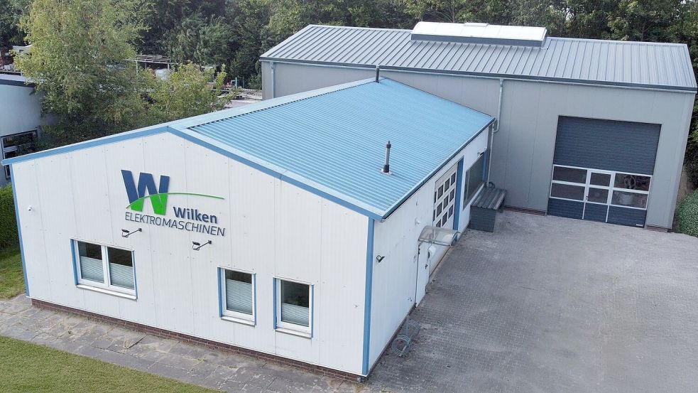 Das Betriebsgebäude mit Büro und Werkstatt in Neukamperfehn: Der Anbau im hinteren Bereich wurde gerade erst fertiggestellt. Foto: privat