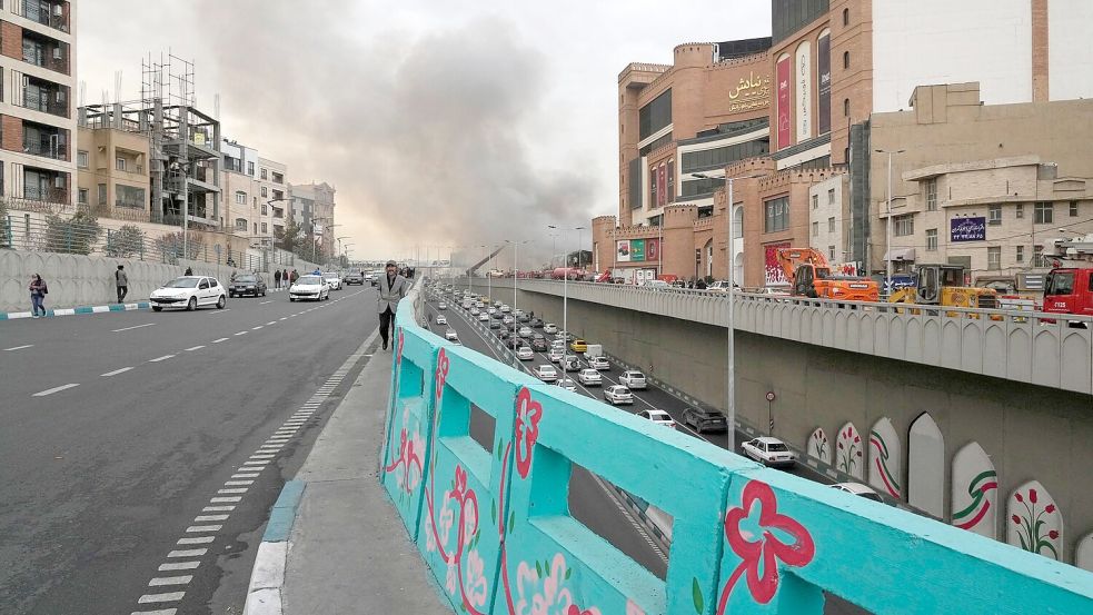 Beim Eintreffen der Einsatzkräfte stand die Halle fast vollständig in Flammen, dichter Rauch stieg in den Himmel. Foto: Vahid Salemi/AP/dpa