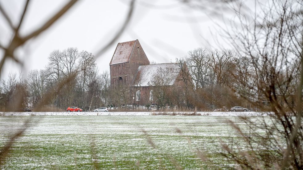 Von Weitem ist noch besser zu erkennen, wie schief der Turm ist. Fotos: Klaus Ortgies