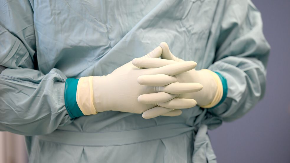Ein Oberarzt trägt in einem Operationssaal Handschuhe: Damit Operationen zu Ende gebracht werden können, gibt es gleich mehrere Absicherungen. Symolfoto: Robert Michael/dpa