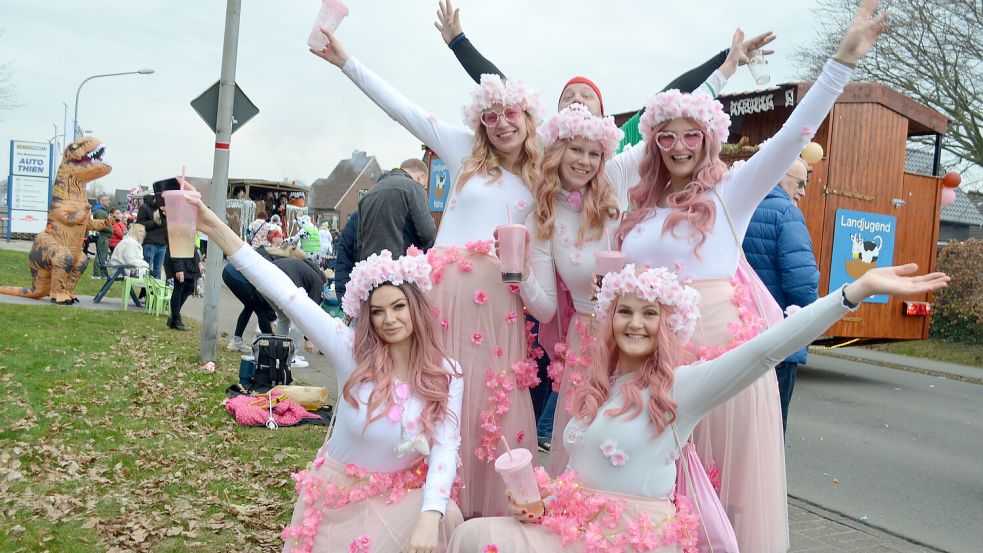 Als Kirschblüten hatten sich diese jungen Frauen verkleidet. Sie feierten gemeinsam mit Tausenden anderer Kostümierter und Schaulustiger auf den Straßen in Ramsloh. Foto: Fertig