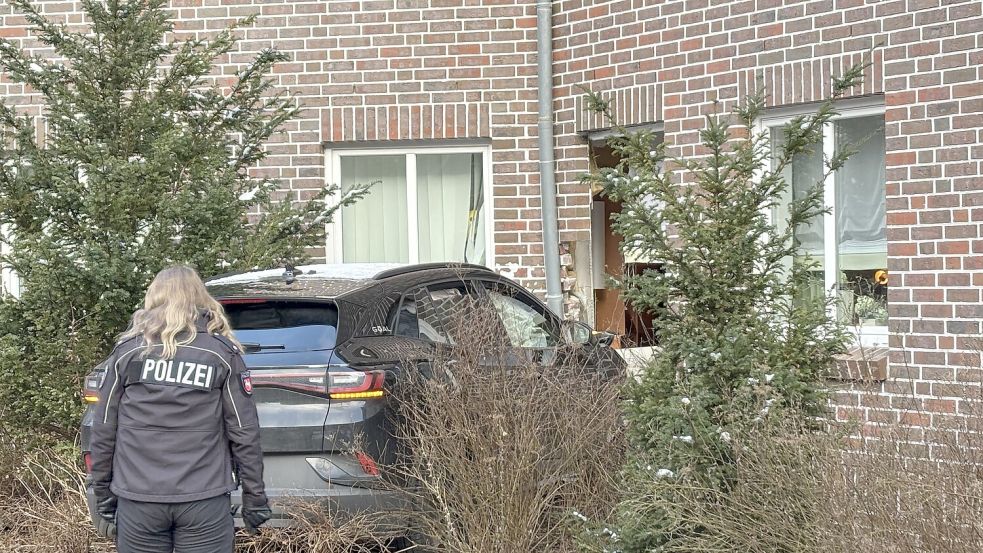 Die Einsatzkräfte wurden am Dienstagmorgen um 8.47 Uhr zum Ärztehaus beim Emder Krankenhaus alarmiert. Ein Auto war in eine Hauswand gefahren. Fotos: Mona Hanssen