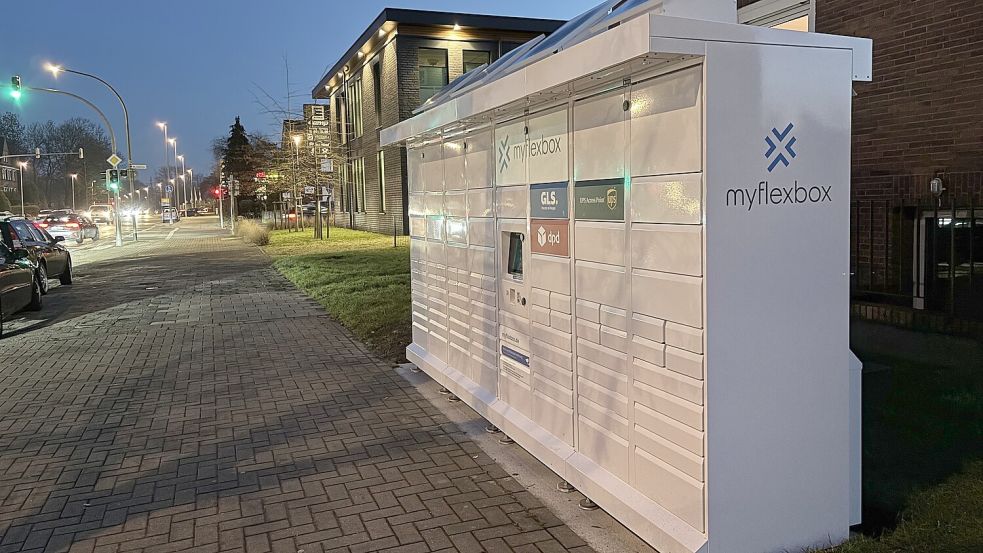In Weiß und nicht wie gewohnt in Gelb: der Paketautomat von Myflexbox an der Petkumer Straße in Emden. Fotos: Stephanie Schuurman