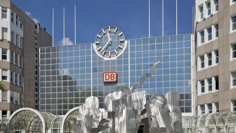 Anziehungspunkt für hunderttausende Menschen täglich: Hauptbahnhof Düsseldorf. Foto: picture alliance / imageBROKER | Stefan Ziese