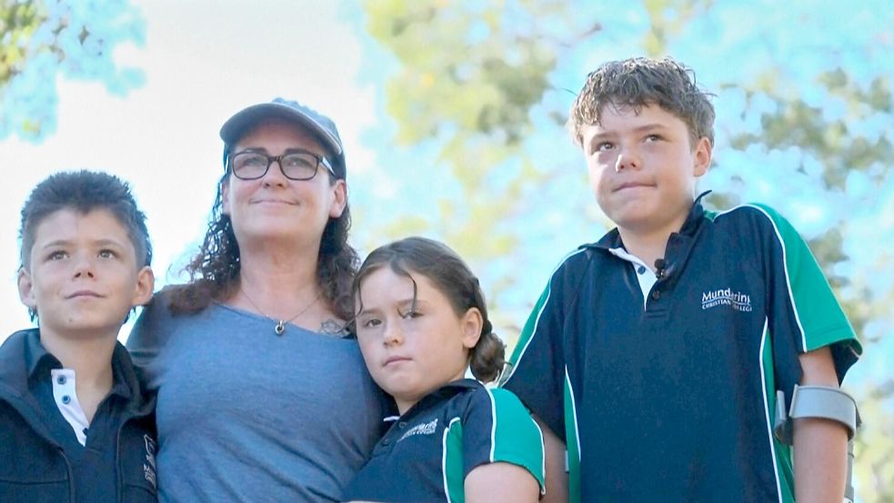 Der 13 Jahre alte Austin (rechts im Foto) schwamm rund vier Stunden, um seine Familie zu retten. Foto: ABC/Australian Broadcasting Corp