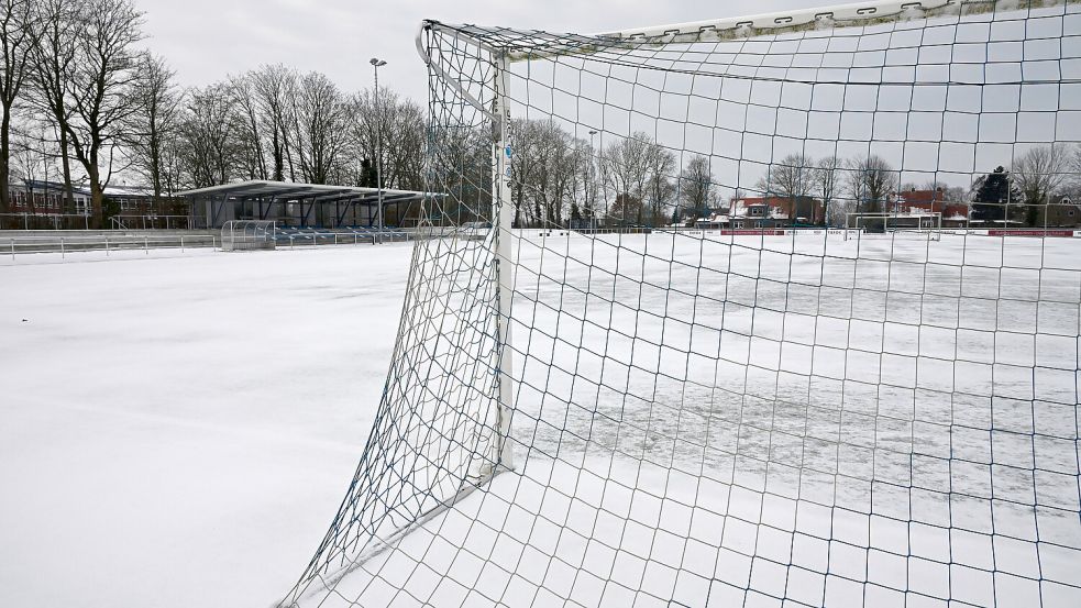 Schnee und Eis haben auch in Esens die Fußballer von den Kunstrasen-Plätzen vertrieben. Foto: Jens Doden/Blomberg