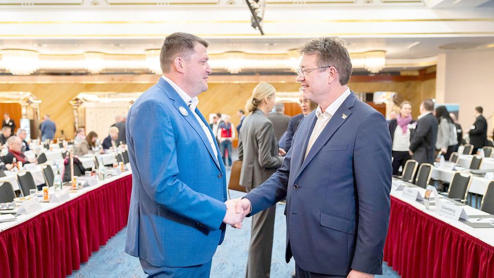 Zum Verhandlungsauftakt begrüßen sich die Verhandlungsführer Oliver Heinrich (IG BCE, links) und Matthias Bürk (BAVC) per Handschlag. Foto: Michael Matthey