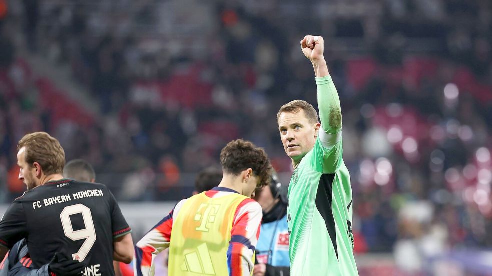 Manuel Neuer (r) zeigt aktuell starke Leistungen bei den Bayern, schloss eine DFB-Rückkehr bisher stets aus. Foto: Jan Woitas