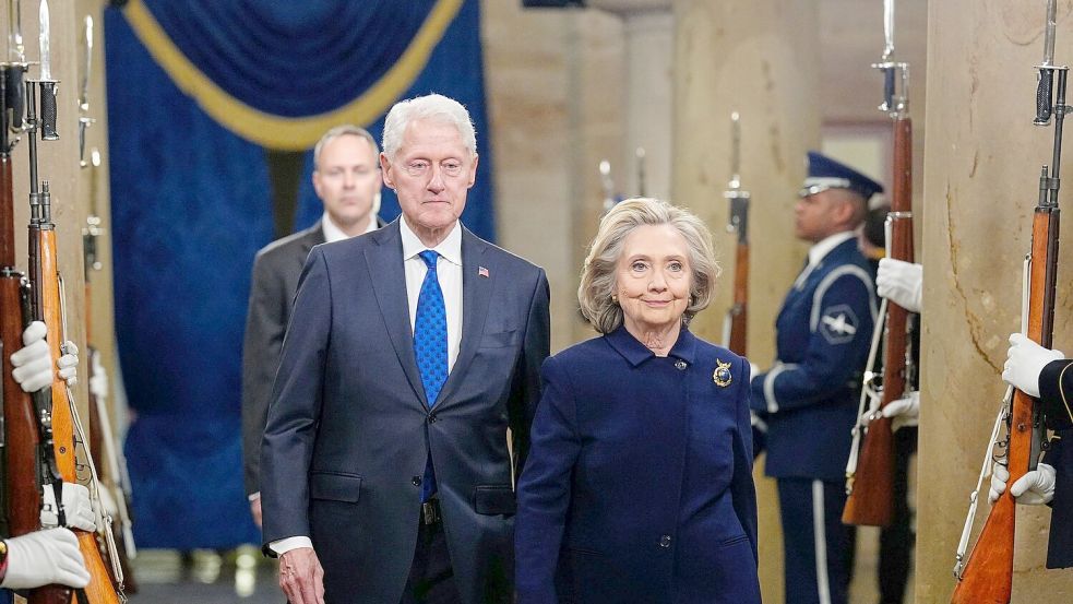 Die Anwälte der Clintons sagen, das Ehepaar sei bereit, zu einvernehmlich vereinbarten Terminen persönlich unter Eid auszusagen. (Archivbild) Foto: Melina Mara/Pool The Washington