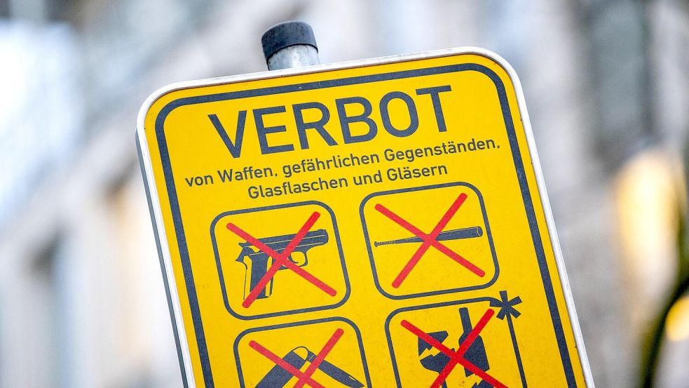 Der Bremer Senat hat beschlossen, das Verbot von Waffen und Messern rund um den Hauptbahnhof deutlich auszuweiten. Foto: Sina Schuldt/dpa
