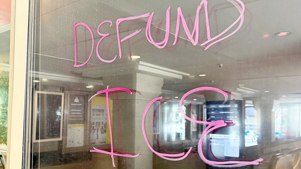 Die Demokraten pochen auf strengere Regeln bei ICE-Einsätzen. (Archivbild) Foto: Anna Ringle