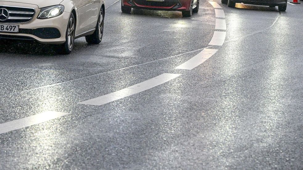 Autofahrer müssen sich auf glatte Straßen einstellen. Foto: Jens Kalaene