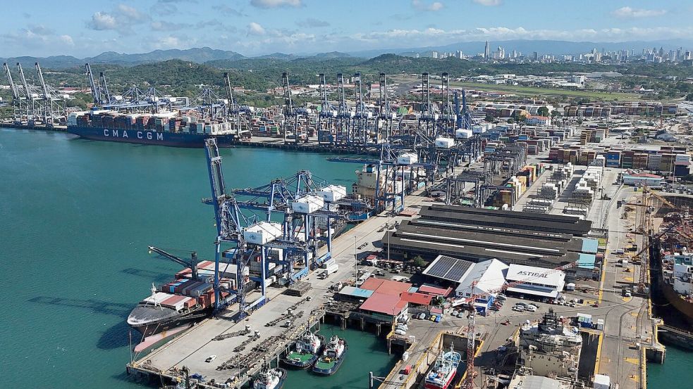 Panamas Verfassungsgericht hat die Verträge eines Hongkonger Konzerns für den Betrieb zweier am Panamakanal annulliert. Daran übt China deutliche Kritik. (Archivbild) Foto: Matias Delacroix/AP/dpa