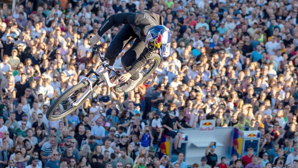 Der schwedische Profi Emil Johansson Fredriksson springt beim „Red Bull District Ride“ 2022 in Nürnberg. Die nächste Auflage des Events ist im Juli 2026 in Groningen. Foto: Daniel Karmann/dpa