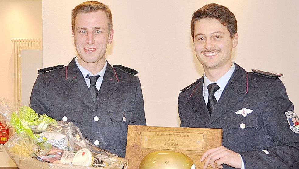 Yannick Geib (rechts) zeichnete Julian Runge aus. Foto: Bodo Wolters