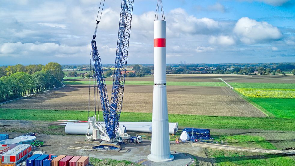 Dieses Foto zeigt eine andere Hybrid-Stahlturm-Variante für Enercon-EP3-Anlagen an einem früheren Aufbauort in Deutschland. Der neue „Ostfriesland-Turm“ wurde noch nicht aufgebaut. Foto: Christoph Ernst/Enercon