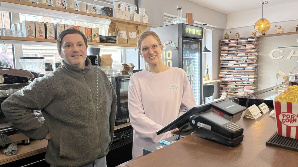 Ahmet Dilki betreibt seit 22 Jahren das Modegeschäft Colours, zu dem vor zwei Jahren ein Café-Bereich hinzukam. Mitarbeiterin Ina Groenhagen steht ihm zur Seite. Fotos: Mona Hanssen