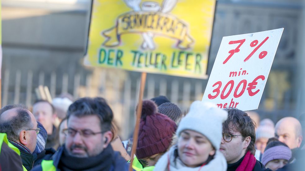 Verdi fordert sieben Prozent mehr Gehalt im Monat – unter anderem für die Hafenmitarbeiter in Emden. Symbolfoto: Christoph Reichwein/dpa