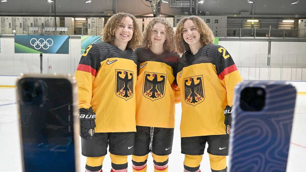 Außenseiterinnen im olympischen Turnier: die deutschen Eishockeyspielerinnen Luisa Welcke, Svenja Voigt und Lilli Welcke (v.l.). Foto: Peter Kneffel