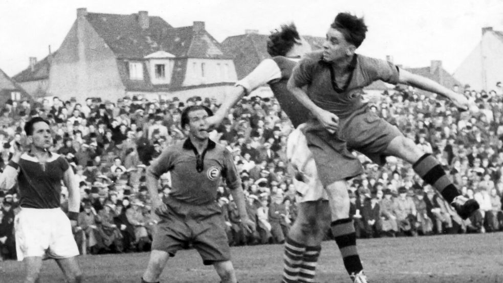 In der erstklassigen Oberliga Nord fanden acht Derbys zwischen dem VfL und dem SV Eintracht statt; hier eine Szene aus dem ersten Oberliga-Ortsduell 1950 an der Brinkstraße. Dazu kommen zwei Vergleiche 1945/46 und 1946/47 - alle zwölf Spiele gewann der VfL. Foto: NOZ-Archiv/Walter Nordmann
