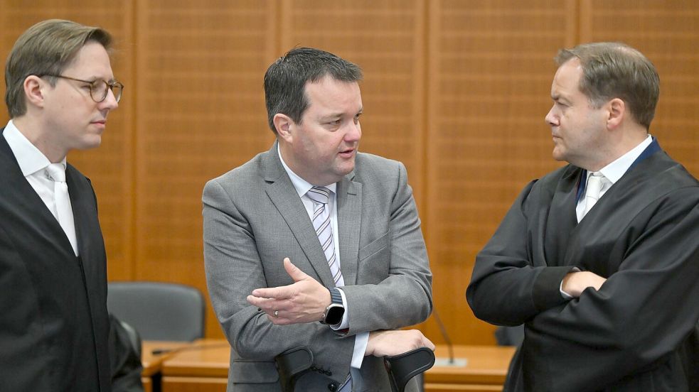 Freispruch vor dem Landgericht für den ehemaligen DFB-Schatzmeister Stephan Osnabrügge (M). (Archivbild) Foto: Arne Dedert