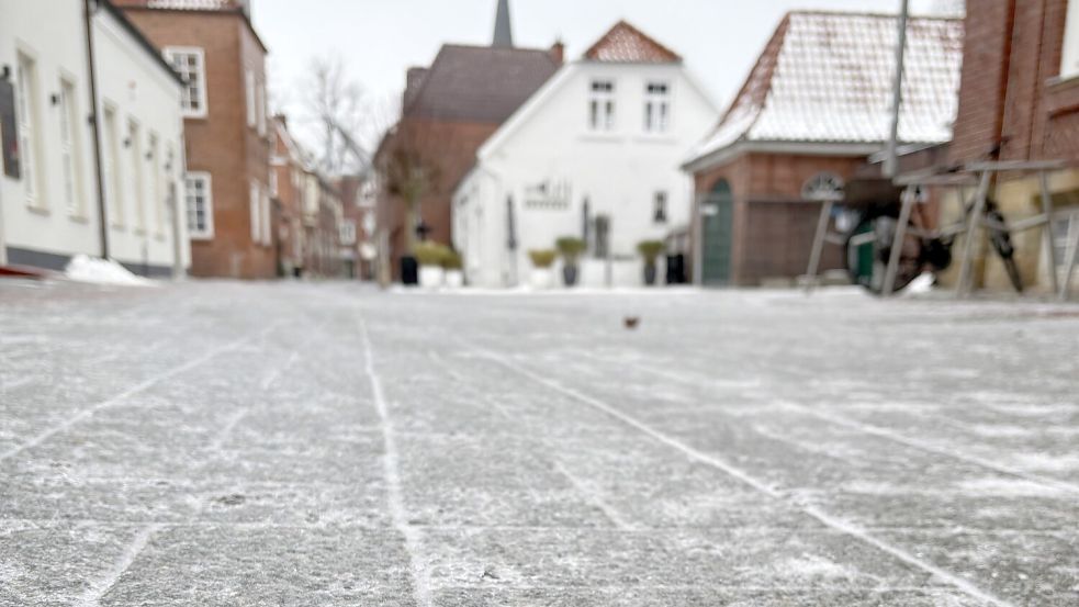 Vereist zeigte sich der größte Teil der Auricher Fußgängerzone am Mittwochvormittag. Foto: Mieke Matthes