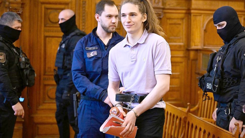 Ein Gericht in Budapest verurteilte die deutsche non-binäre Person Maja T. (2.v.r.) zu acht Jahren Gefängnis. Foto: Denes Erdos/AP/dpa