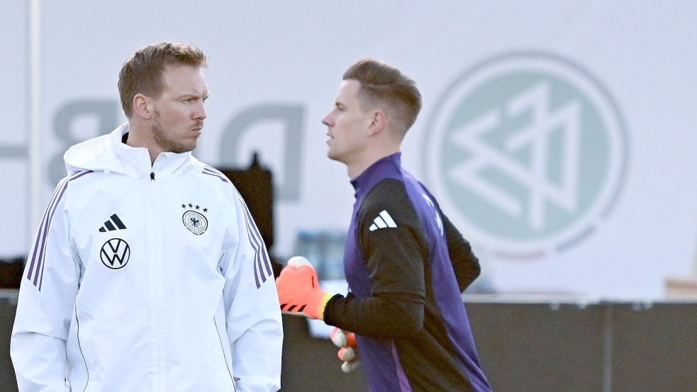 Julian Nagelsmann kann nicht wie erhofft mit dem verletzten Marc-André ter Stegen (r) planen. (Archivbild) Foto: Arne Dedert