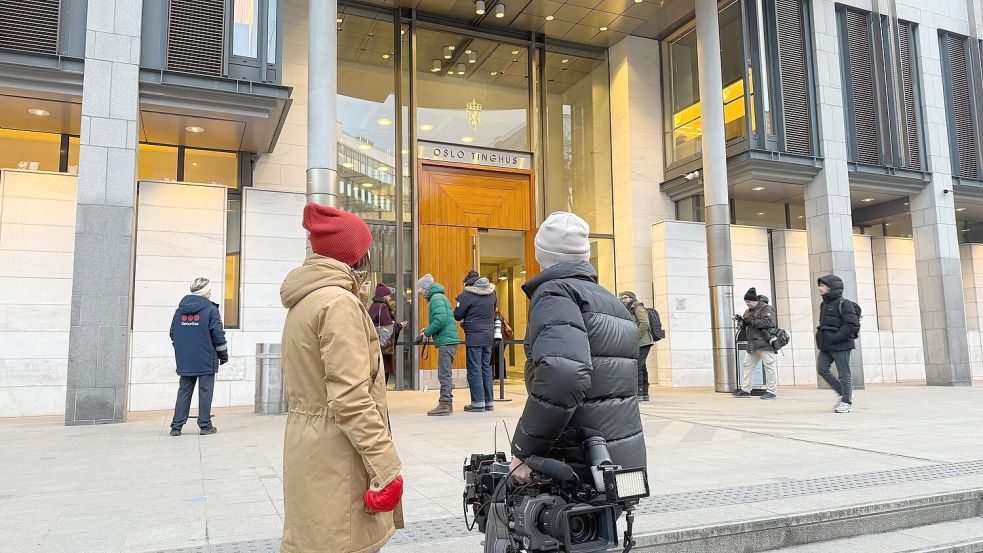 Mehrere hundert Journalisten verfolgen den Prozess am Gericht in Oslo. Foto: Julia Wäschenbach