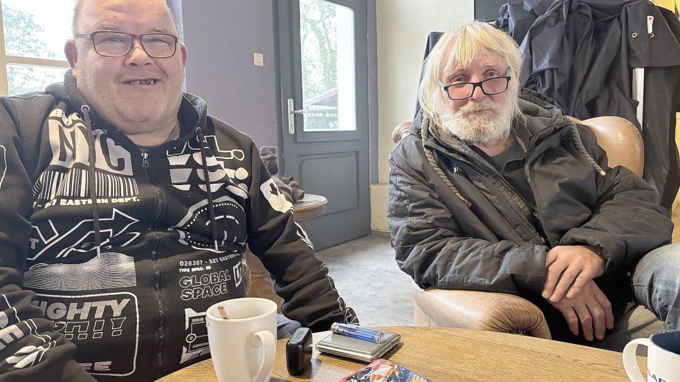 Frank Frommherz (links) und Georg Tjaden wärmen sich im Tagesaufenthalt für Obdachlose auf, bevor es wieder hinaus geht, in die frostige Kälte. Foto: Mieke Matthes