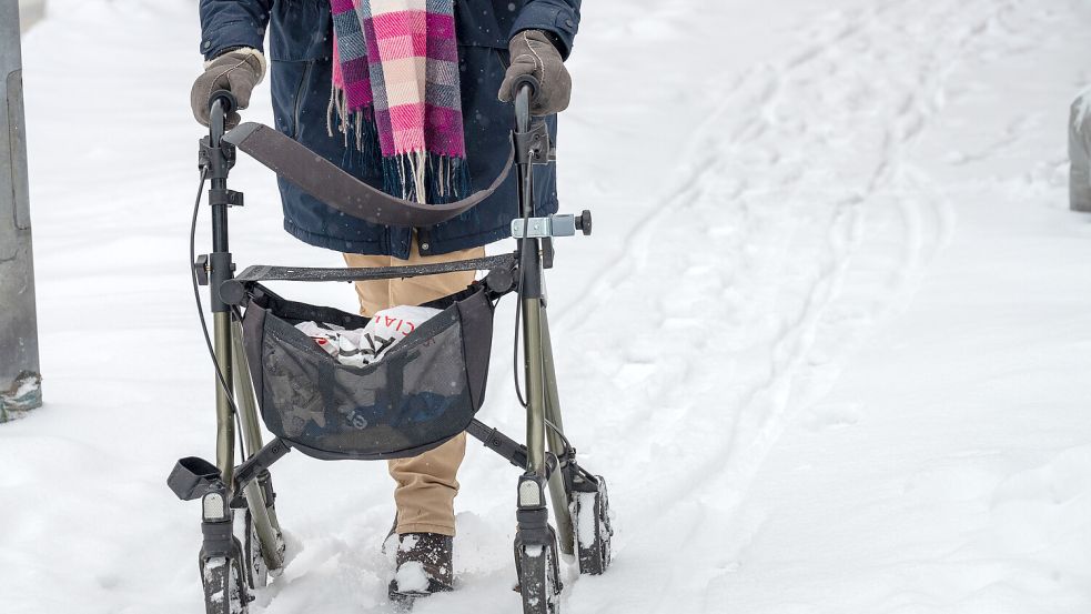 Wenn die Nebenanlagen nicht geräumt sind, wird es gerade für Menschen gefährlich, die nicht so gut zu Fuß sind. Foto: Klaus Ortgies