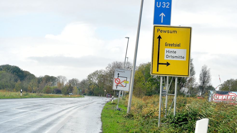 Die Landesstraße 3 in Pewsum wird saniert. Das dauert nun länger als geplant. Foto: Heinz Wagenaar/Archiv