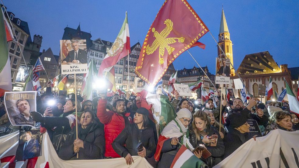 Mehrere tausend Demonstranten beteiligen sich unter dem Motto „Unterstützung der iranischen Revolution“ an einem Protestzug gegen das iranische Regime durch die Innenstadt von Frankfurt. Foto: Boris Roessler/dpa