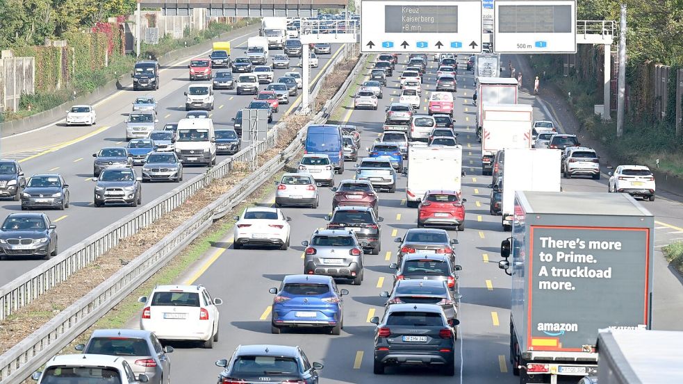 Die 2025 registrierten Staus auf den deutschen Autobahnen waren länger als im Vorjahr. (Archivbild) Foto: Roberto Pfeil