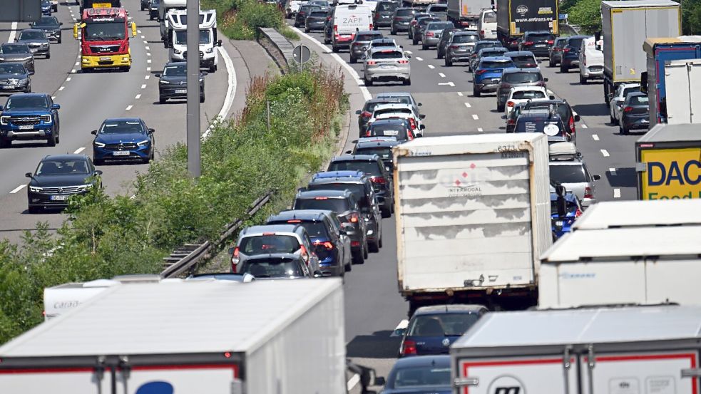 Die A1 zählte zu den besonders stark betroffenen Autobahnen. (Archivbild) Foto: Federico Gambarini/dpa
