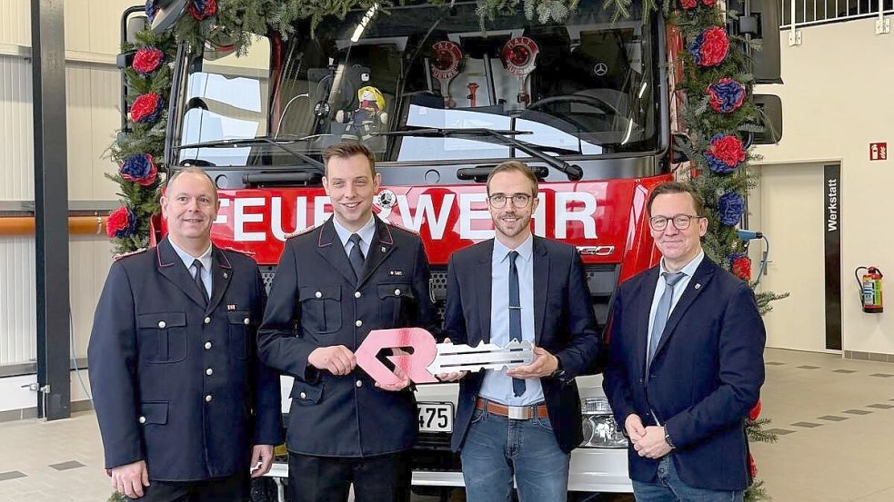 Jheringsfehns stellvertretender Ortsbrandmeister Ingo Stehnke (von links), Ortsbrandmeister Matthias Ihler, Moormerlands Bürgermeister Hendrik Schulz und Dezernatsleiter Timo Pistoor bei der Schlüsselübergabe vor dem neuen Löschfahrzeug. Foto: privat