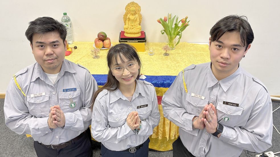 David Dao, Dao Nguyen und Khoa Pham (von links) sind Gruppenleiter in der Auricher Jugendgemeinde. Foto: Deike Terhorst