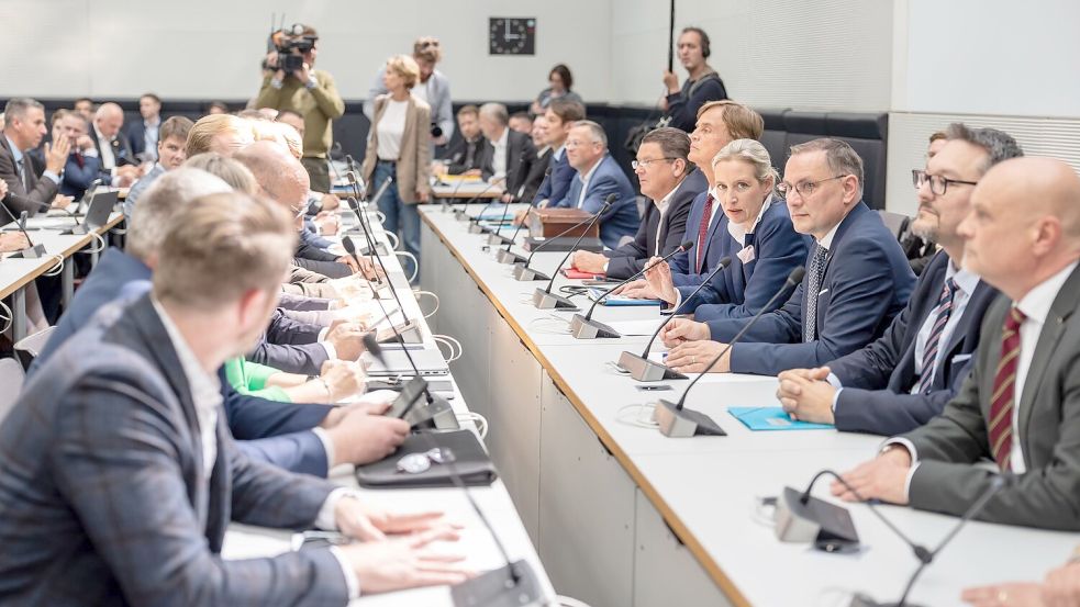 Die AfD bei einer Probesitzung im ihr zugewiesenen ehemaligen FDP-Sitzungssaal: „Das ist einfach nicht zumutbar“, sagte Co-Fraktionschef Tino Chrupalla. (Archivbild) Foto: Michael Kappeler/dpa