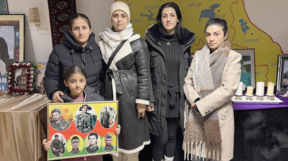 Anin Hasan (von links) und ihre Tochter Linda, Mnawar Sulemon, Lisa Mohammad und Dlsha Abdo haben Familie im Krieg verloren und fürchten um ihre Verwandten in „Kurdistan“. Foto: Lasse Paulsen