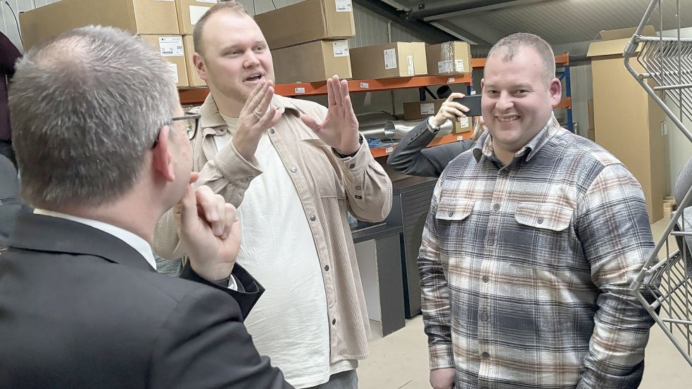 Ihno Schipper (Mitte) und Wenko Loerts schildern dem niedersächsischen Wirtschaftsminister Grant Hendrik Tonne ihre Unternehmensphilosophie. Foto: Oliver Bär